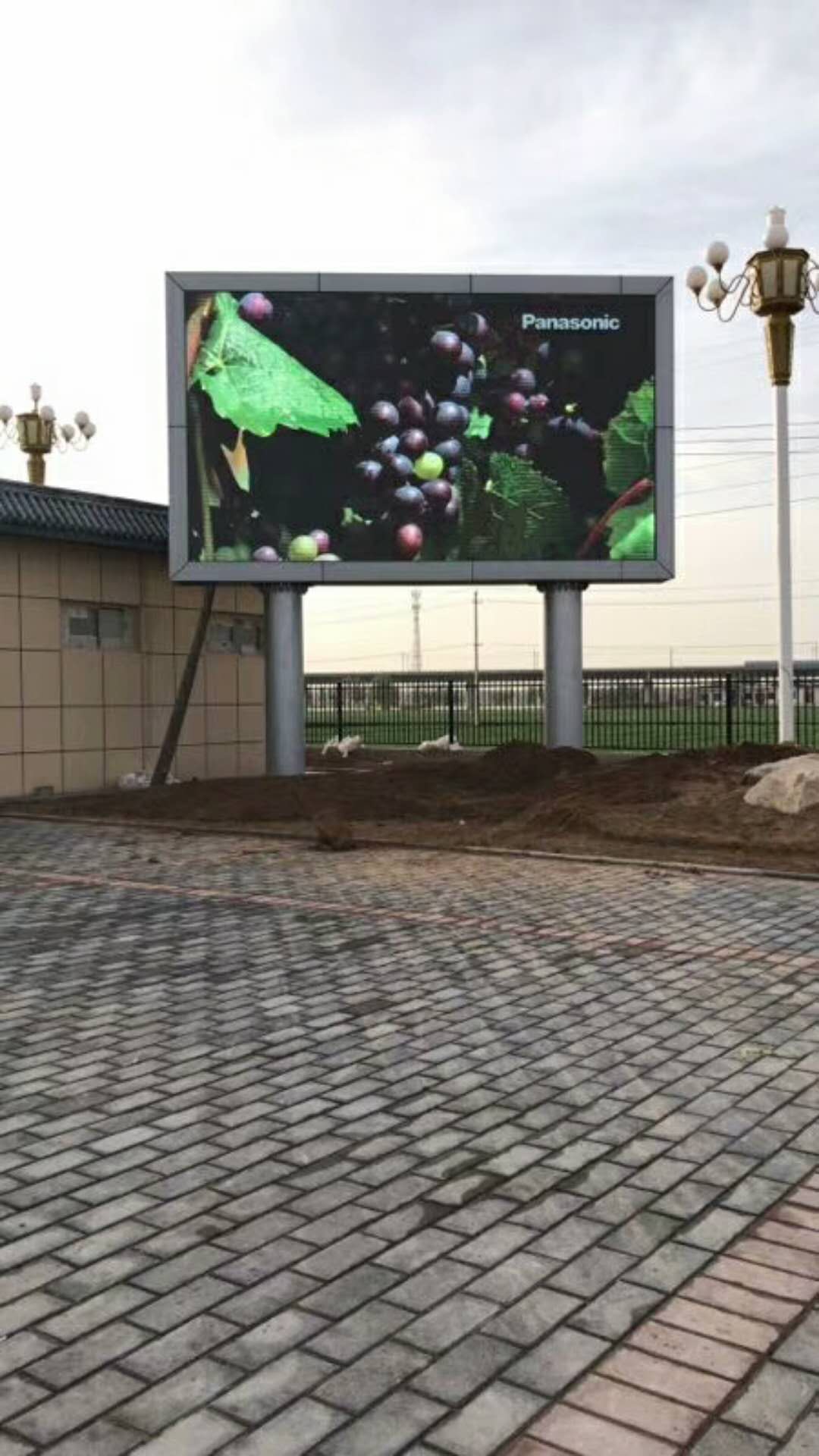 江蘇徐州戶外P8 雙立柱LED大屏幕項目成功點亮